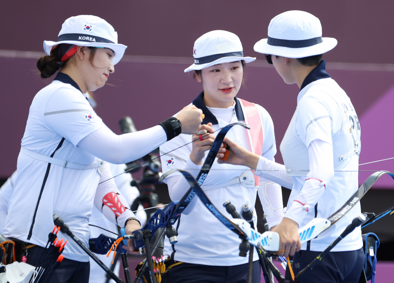 도쿄올림픽 여자양궁 단체전 4강에 오른 장민희(왼쪽부터), 강채영, 안산. [연합]
