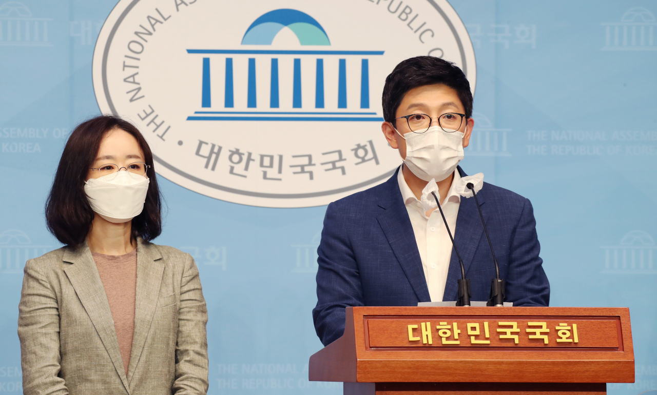 대선 주자인 윤석열 전 검찰총장 선거캠프의 김병민 신임 대변인이 25일 국회 소통관에서 캠프 인선 명단을 발표하고 있다. 왼쪽은 최지현 부대변인. [헤럴드경제=이상섭 기자]