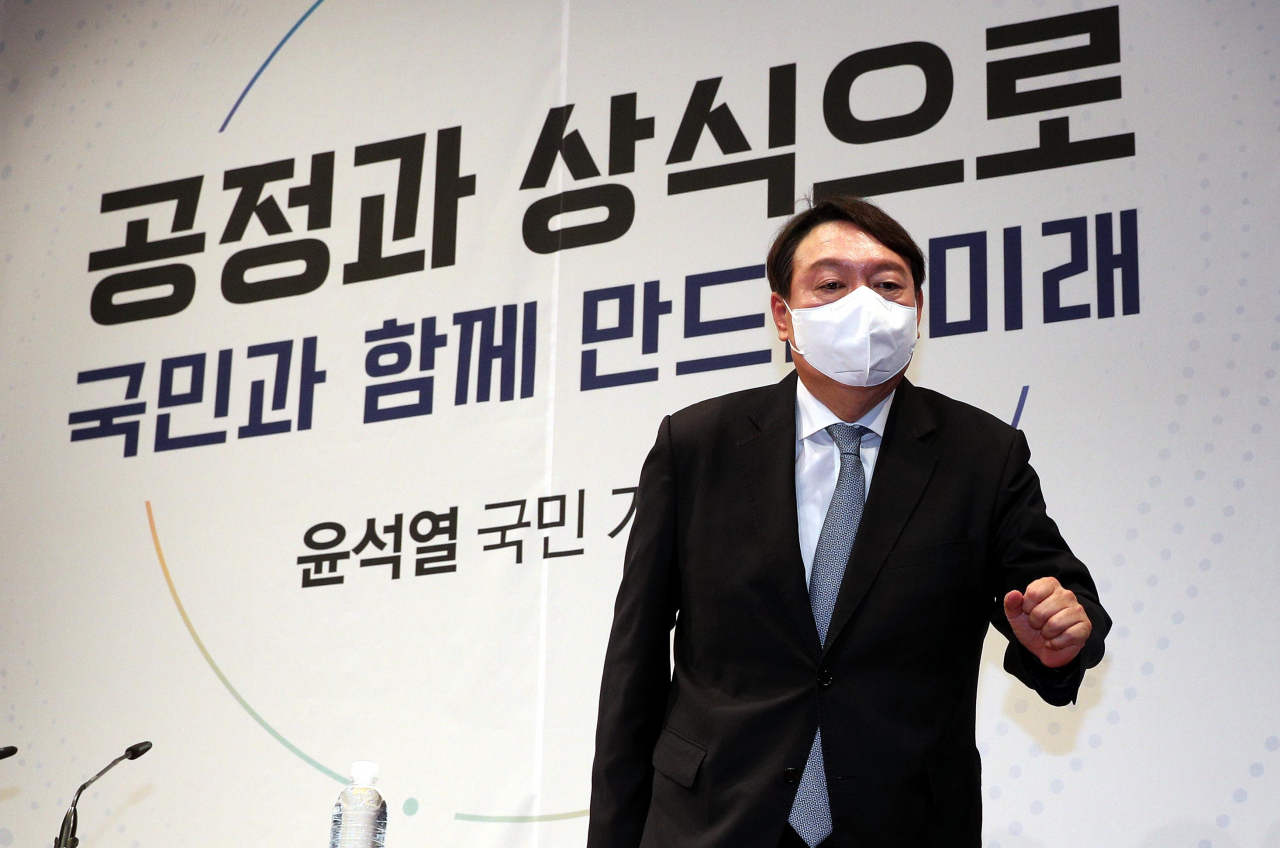 윤석열 전 검찰총장이 지난달 29일 오후 서울 서초구 매헌 윤봉길 의사 기념관에서 대선출마 선언 및 기자회견을 마친 뒤 단상에서 내려오고 있다. [연합]