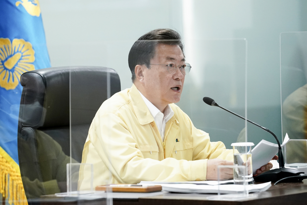 문재인 대통령이 25일 오후 국가위기관리센터에서 열린 코로나19 중앙재난안전대책본부 회의에서 발언하고 있다. 연합뉴스