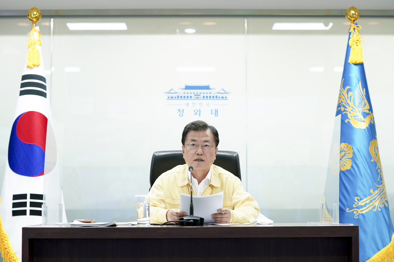 문재인 대통령이 25일 오후 국가위기관리센터에서 열린 코로나19 중앙재난안전대책본부 회의에서 발언하고 있다. [연합]