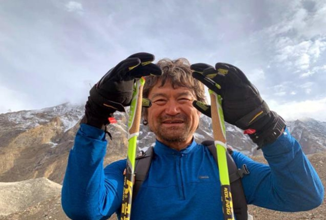 '열 손가락 없는 산악인' 김홍빈 대장이 장애인 최초로 히말라야 14좌 완등에 성공한 뒤 하산하다 추락했다. 사진은 베이스캠프에서 포즈를 취한 김홍빈 대장. [광주시산악연맹 제공]