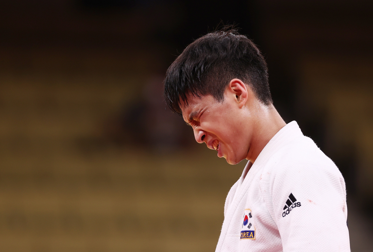 안바울이 25일 도쿄올림픽 유도 남자 66kg급 준결승에서 패한 뒤 아쉬워하고 있다. [연합]