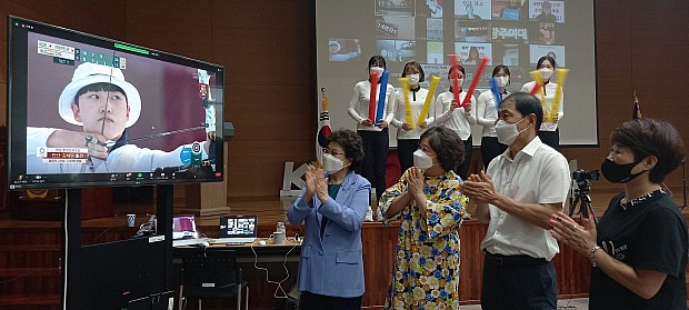 오른쪽부터 어머니 구명순, 아버지 안경우, 이선재 광주여대 총장, 김광아 광주양궁 협회장.