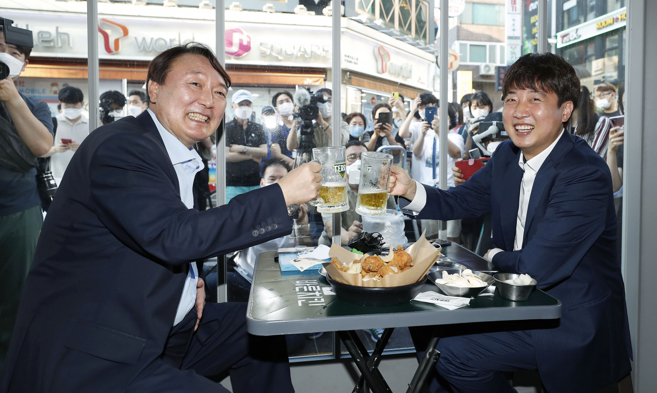 이준석 국민의힘 대표와 윤석열 전 검찰총장이 25일 오후 서울 광진구 건대 맛의거리에서 '치맥회동'을 하고 있다. [연합]