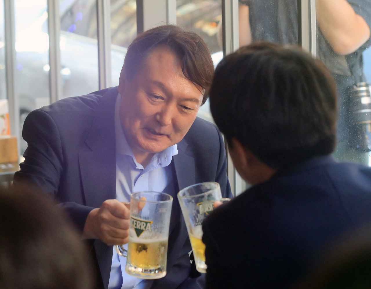 이준석 국민의힘 대표와 윤석열 전 검찰총장이 25일 오후 서울 광진구 건대 맛의거리에서 '치맥회동'을 하고 있다. [연합]