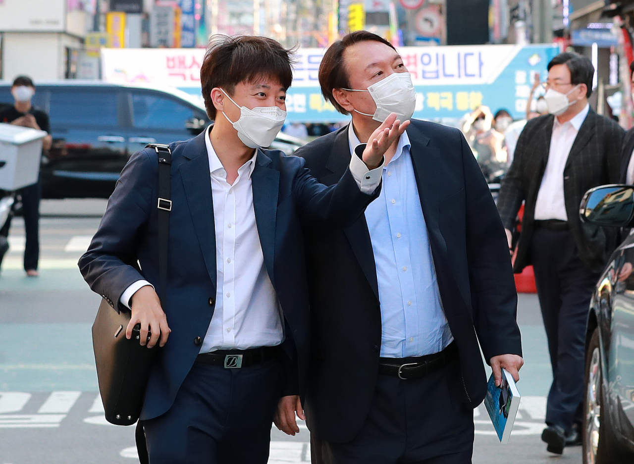 이준석 국민의힘 대표와 윤석열 전 검찰총장이 25일 오후 서울 광진구 건대 맛의거리에서 '치맥회동'을 하기 위해 음식점으로 향하고 있다. [연합]