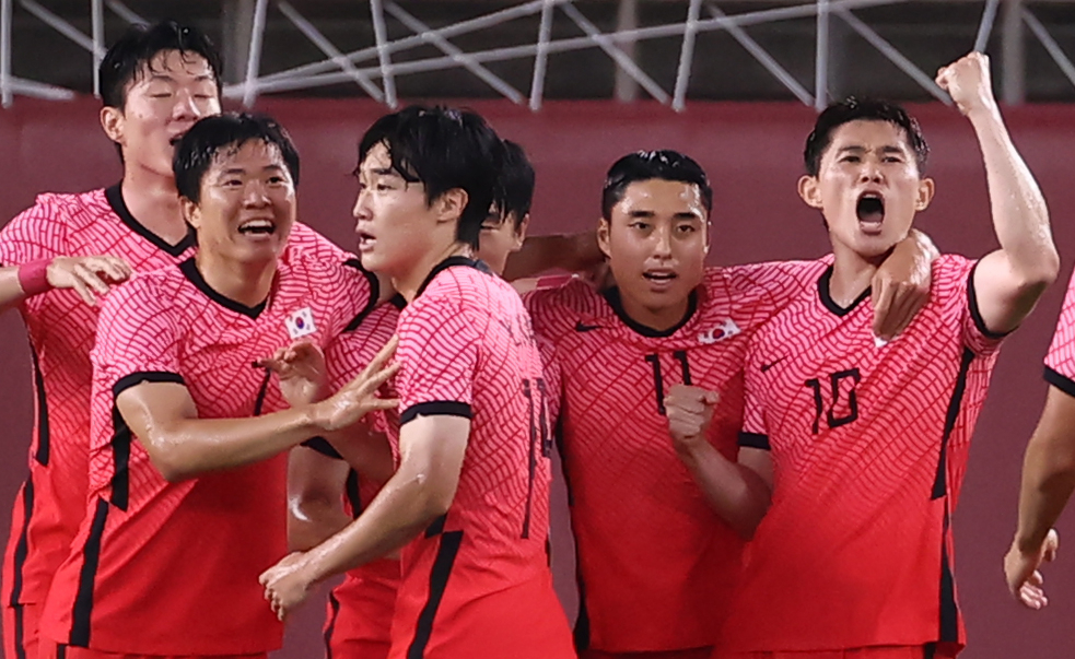 25일 오후 이바라키 가시마 스타디움에서 열린 도쿄올림픽 남자축구 조별리그 B조 2차전 대한민국 대 루마니아 경기 후반전에 추가골을 넣은 이동경(10)이 동료들과 함께 기뻐하고 있다. [연합]