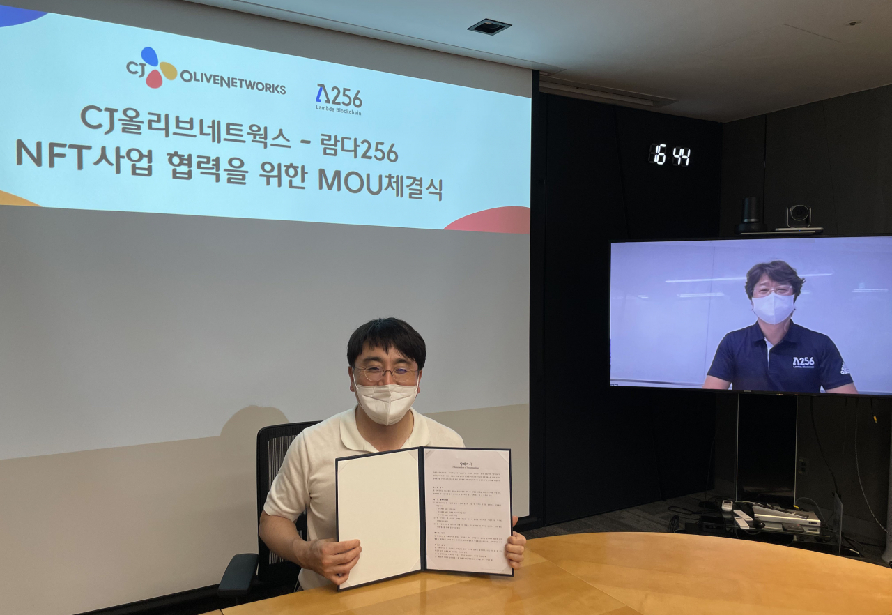 차인혁(왼쪽) CJ올리브네트웍스 대표와 박재현 람다256 대표가 국내외 전략적 NFT 사업협력을 위한 비대면 업무협약(MOU)을 체결하고 있다. [CJ올리브네트웍스 제공]