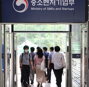 중소벤처기업부 직원들이 세종시 어진동으로 이전한 임시청사로 출근하고 있다. [연합]