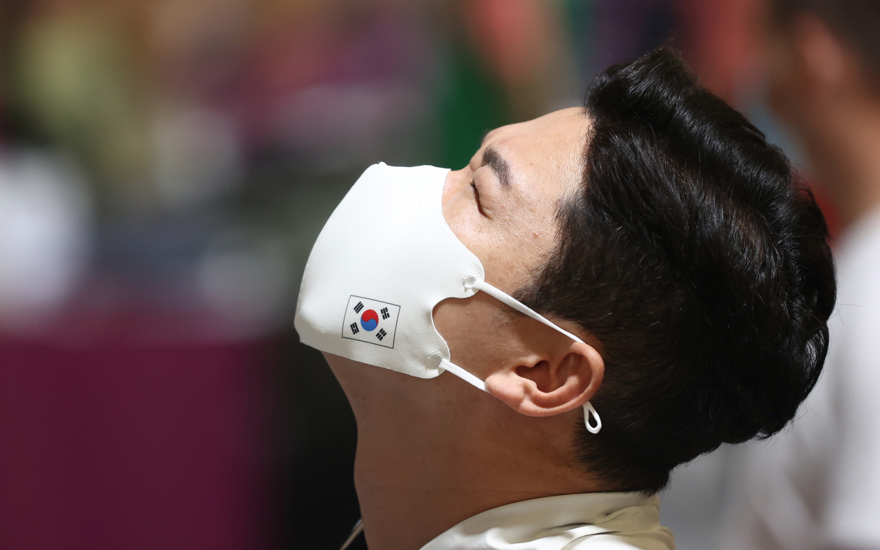 진종오가 지난 24일 열린 도쿄올림픽 남자 10m 공기권총 결선에 실패한 뒤 굳은 표정으로 전광판을 올려다보고 있다. [연합]