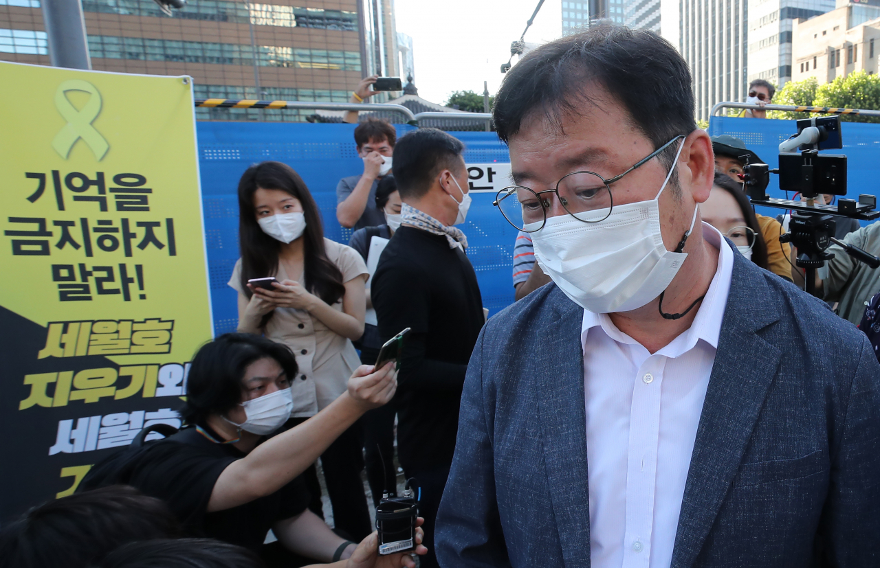 서울시가 광화문 광장 재구조화 공사를 위해 광장에 있는 '세월호 기억공간' 철거를 예고한 26일 오전, 세월호 기억공간 입구에서 김혁 서울시 총무과장(앞)이 김선우 4·16연대 사무처장에게 철거와 관련한 입장을 전달한 뒤 돌아서고 있다. 서울시는 광화문광장 공사를 앞두고 지난 5일 유족 측에 세월호 기억공간에 대한 철거를 통보했으며, 25일까지 기억공간에 있는 사진과 물품 등을 정리해달라고 요구했다. 4·16 세월호참사 가족협의회 등 유족측은 기억공간 보존 관련 논의를 하기 위한 협의체 구성을 제안했지만 서울시가 거부해 현장에서 농성중이다. [연합뉴스]