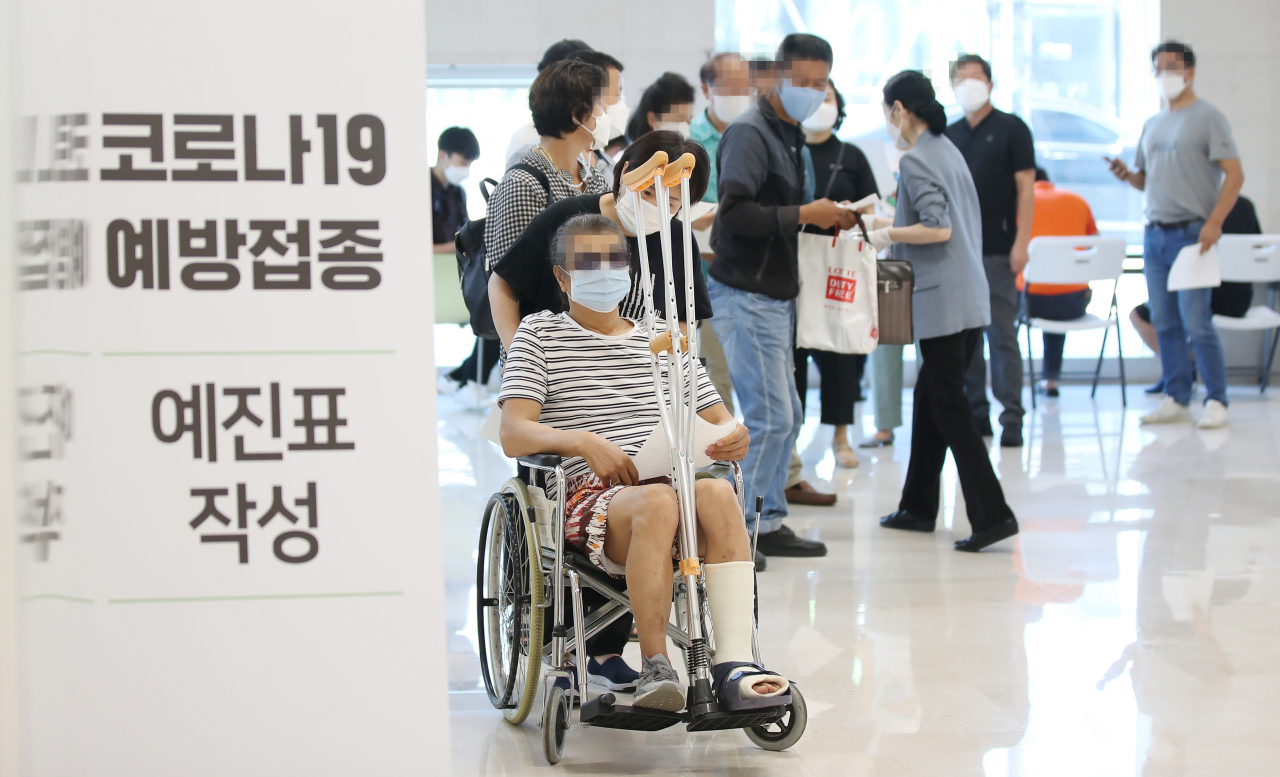 만 55&sim;59세(1962&sim;1966년생)에 대한 신종 코로나바이러스감염증(코로나19) 백신 접종이 시작된 26일 오전 서울 강서구의 한 코로나19 백신접종 위탁의료기관을 찾은 시민들이 백신 접종을 위해 대기하고 있다. 연합뉴스