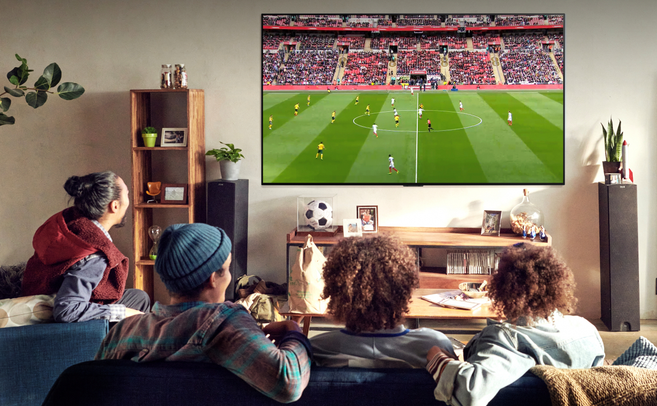 유럽 고객들이 차세대 올레드 TV로 꼽히는 LG OLED 에보(evo)로 축구 경기를 관람하는 모습. [LG전자 제공]