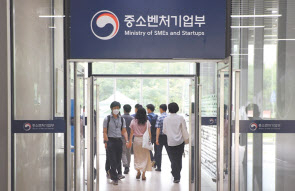 중소벤처기업부 직원들이 세종시 어진동으로 이전한 임시청사로 출근하고 있다. [연합]