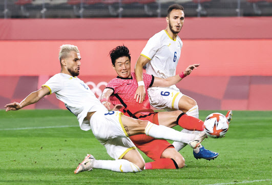 25일 오후 이바라키 가시마 스타디움에서 열린 도쿄올림픽 남자축구 조별리그 B조 2차전 대한민국 대 루마니아 경기. 루마니아 마른 마리우스가 자책골을 넣고 있다. [연합]