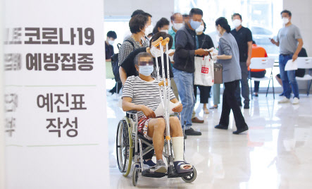 만 55~59세(1962~1966년생)에 대한 신종 코로나바이러스 감염증(코로나19) 백신 접종이 시작된 26일 오전 서울 강서구의 한 코로나19 백신접종 위탁의료기관을 찾은 시민들이 백신 접종을 위해 대기하고 있다. [연합]