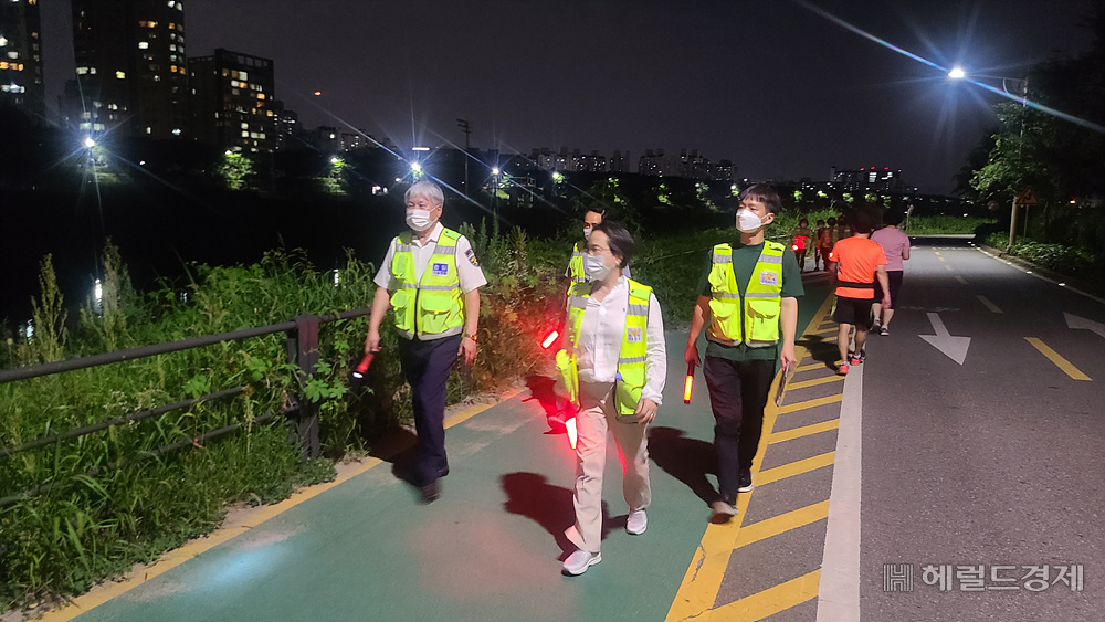 지난 22일 신정2동 민관합동순찰단이 안양천 공원 일대를 돌고 있다. [양천구 제공]