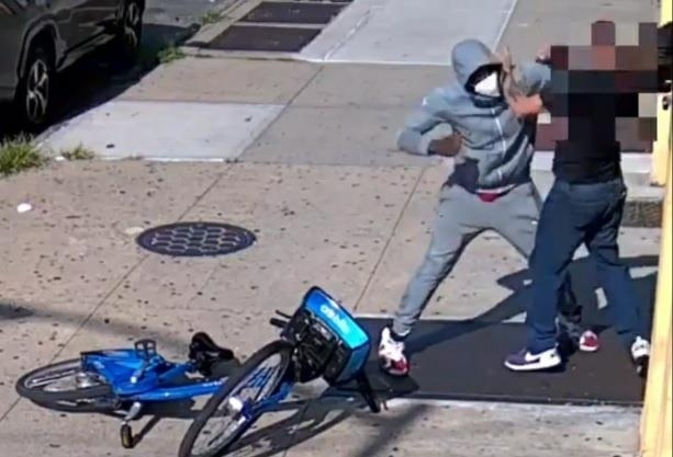 길가던 노인에게 금품을 요구한 뒤 거절당하자 폭행하는 범인. [NYPD 트위터 캡처]