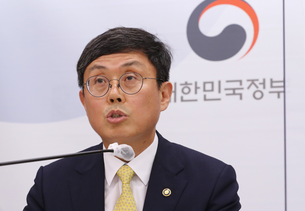 안도걸 기획재정부 2차관이 26일 오전 정부세종청사에서 ‘코로나19 피해 지원 3종 패키지 시행계획’을 발표하고 있다.[연합]