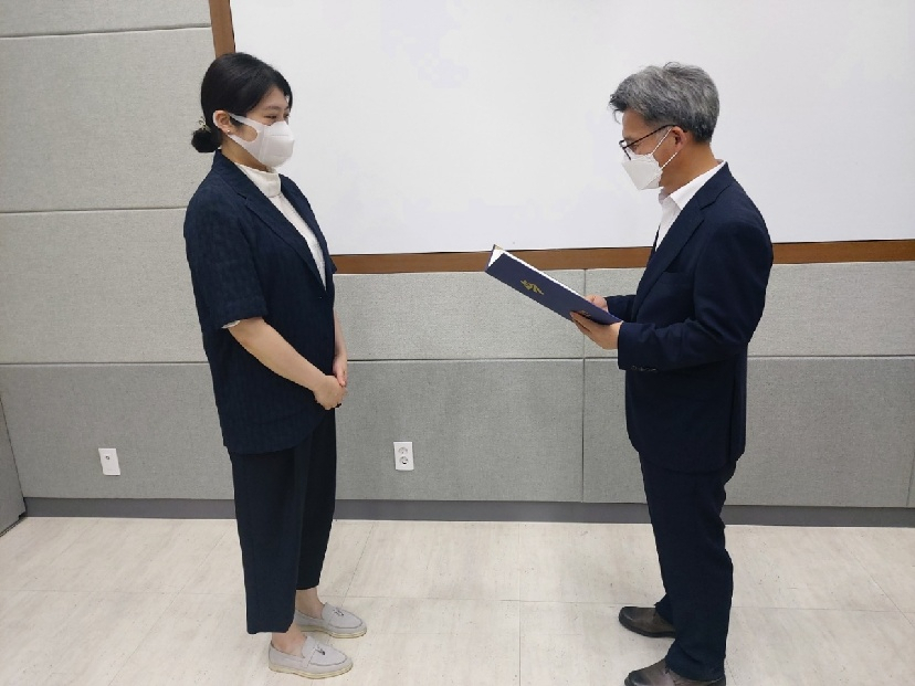 효성어묵 김민정 대표가 부산시로부터 부산우수식품 인증서를 전달받았다. [효성어묵 제공]