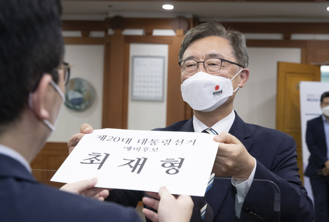 국민의힘 소속 최재형 전 감사원장이 26일 오전 경기 과천시 중앙선거관리위원회에서 대선 예비후보 등록을 하고 있다. [연합]