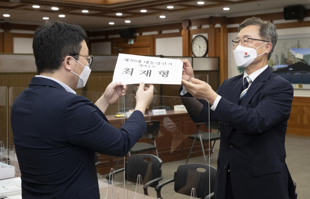 국민의힘 소속 최재형 전 감사원장이 26일 오전 경기 과천시 중앙선거관리위원회에서 대선 예비후보 등록을 하고 있다. [연합]