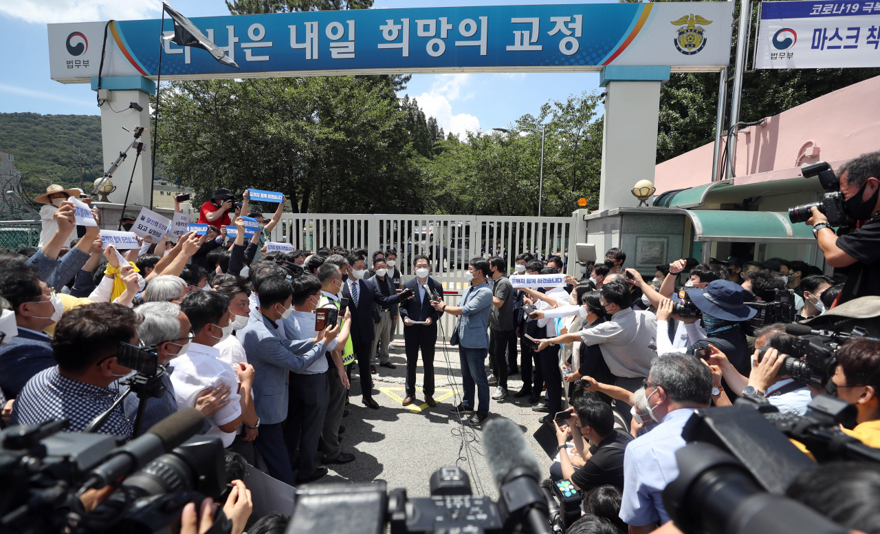 댓글 여론조작 혐의로 2년 실행이 확정된 김경수 전 경남도지사가 26일 수감 전 경남 창원시 마산회원구 창원교도소 앞에서 발언하고 있다. [연합]