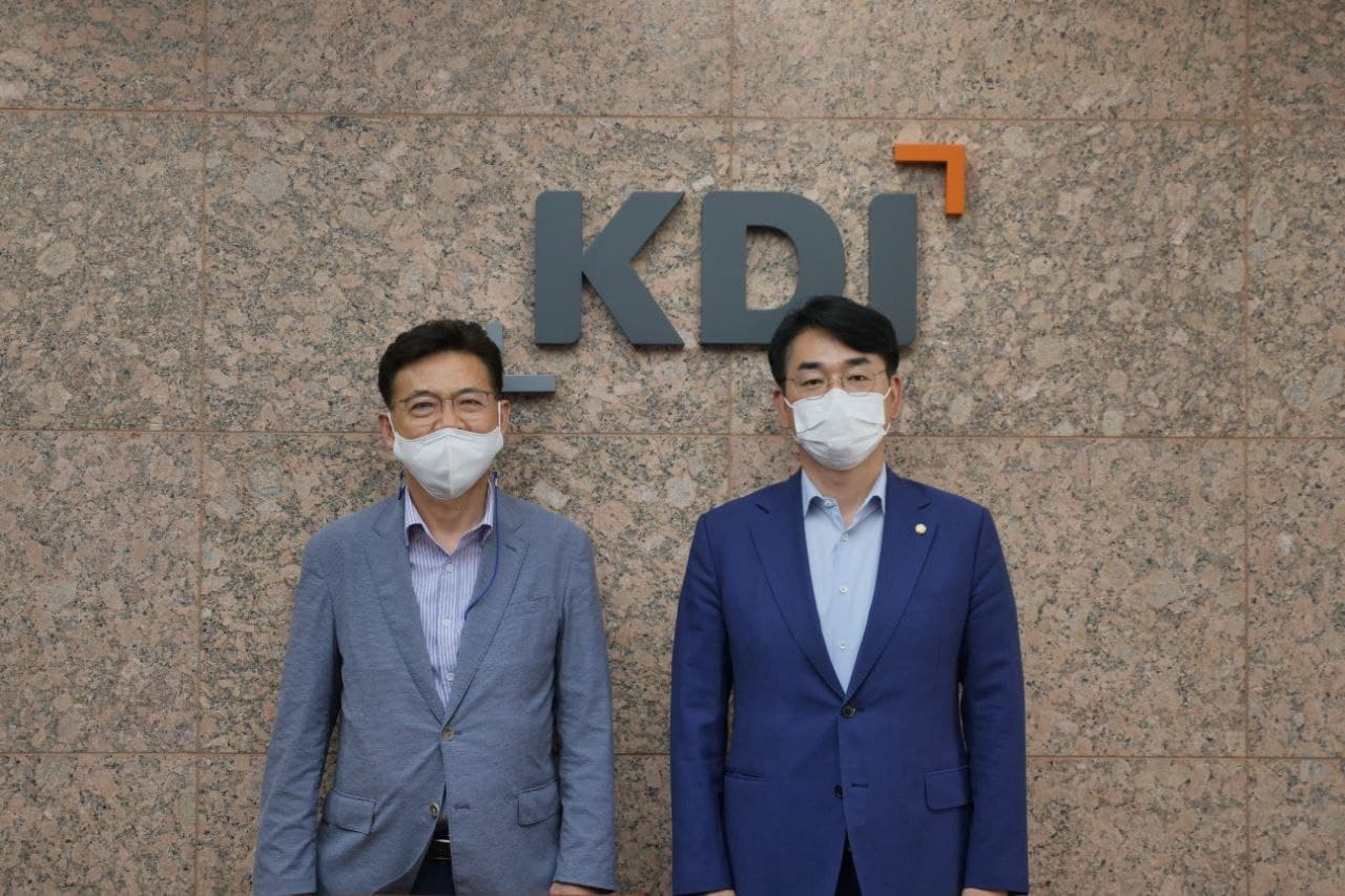 박용진(오른쪽) 더불어민주당 대선 경선 예비후보가 26일 한국개발연구원(KDI)를 찾아 동시감세 정책 간담회를 가졌다. 왼쪽은 홍장표 한국개발연구원장 [사진=박용진 후보 캠프 제공]