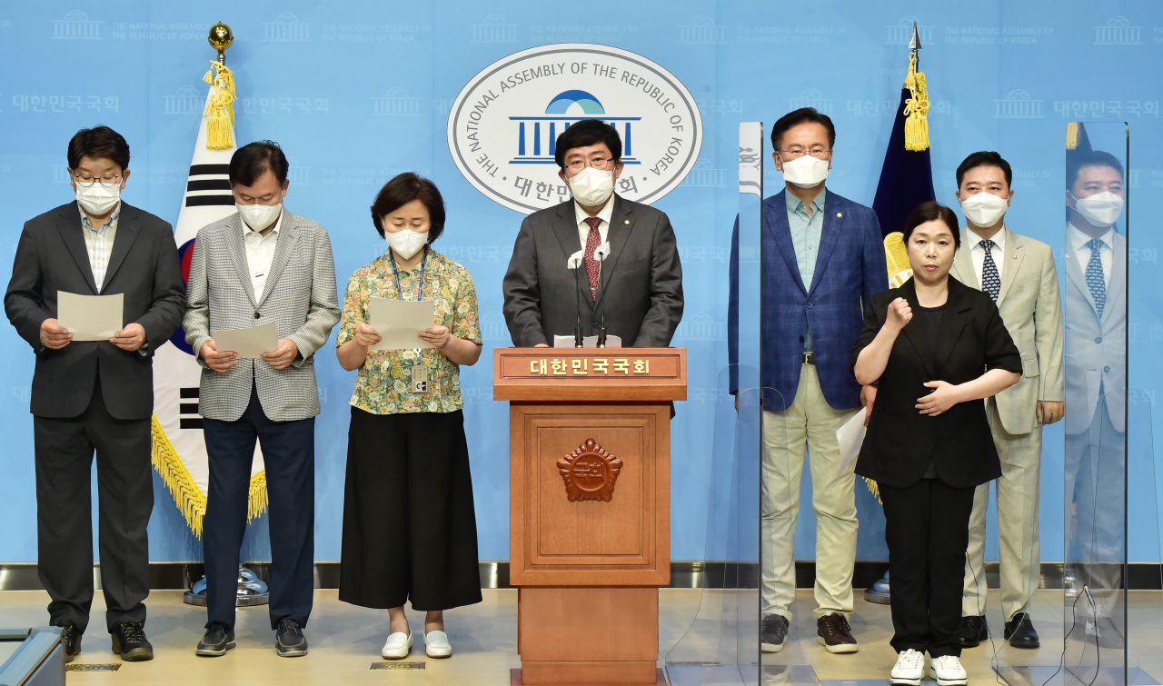 윤창현 의원(왼쪽 네번째), 권성동(왼쪽) 등 국민의힘 의원들이 26일 서울 여의도 국회 소통관에서 당외 대선후보 입당 촉구 기자회견을 갖고 있다. [헤럴드경제=이상섭 기자]