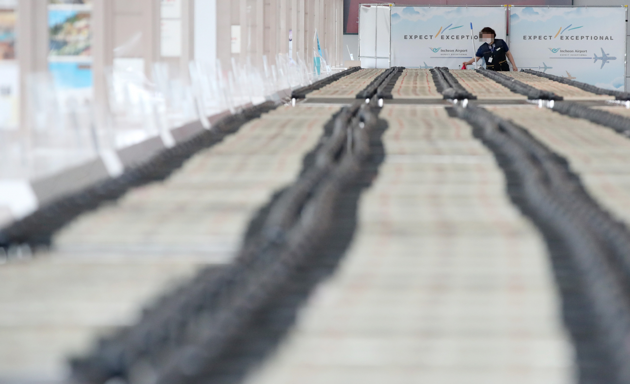 인천국제공항 제1여객터미널 출국장에 설치된 여행사 부스 앞에 공항 카트들이 줄지어 세워져 있다. 7월 여행업계에 따르면 국내 여행사들은 최근 백신 접종자를 대상으로 하는 해외여행 상품을 앞다퉈 출시했지만 코로나 변이 바이러스 확산 등으로 인해 기대만큼 예약 실적을 올리지 못하고 있다. [연합]