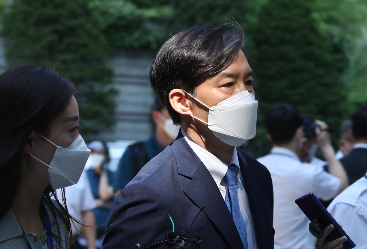 자녀 입시비리 의혹을 받는 조국 전 법무부 장관이 23일 오전 서울 서초구 서울중앙지법에서 열린 1심 속행 공판에 출석하고 있다. [연합]