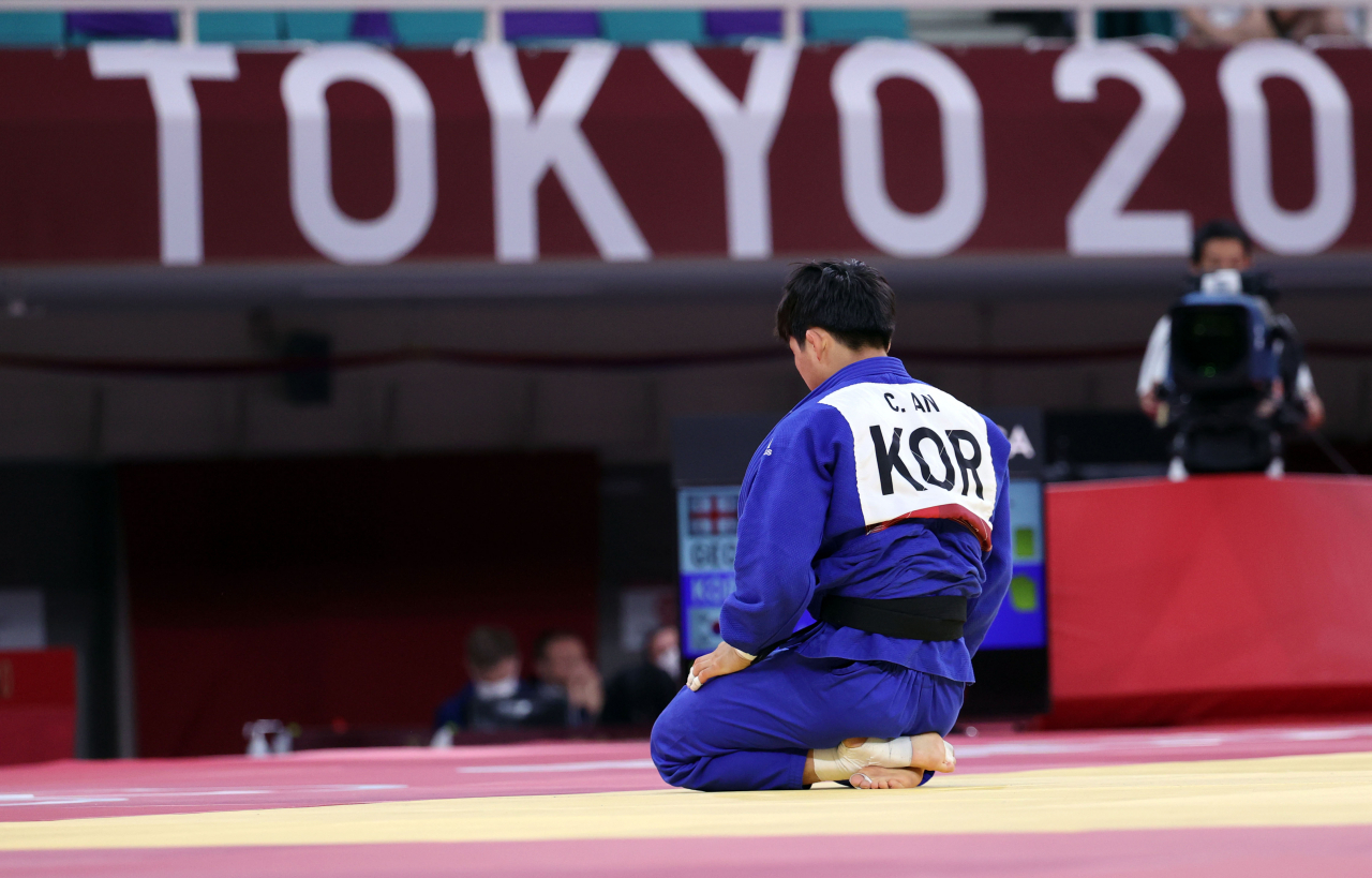 26일 일본 도쿄 지요다구 무도관에서 열린 도쿄올림픽 유도 남자 73kg급 4강전에서 안창림이 라샤 샤브다투시빌리(조지아)와 경기 중 숨을 고르고 있다. 안창림은 반칙패로 결승 진출에 실패했다. 연합뉴스