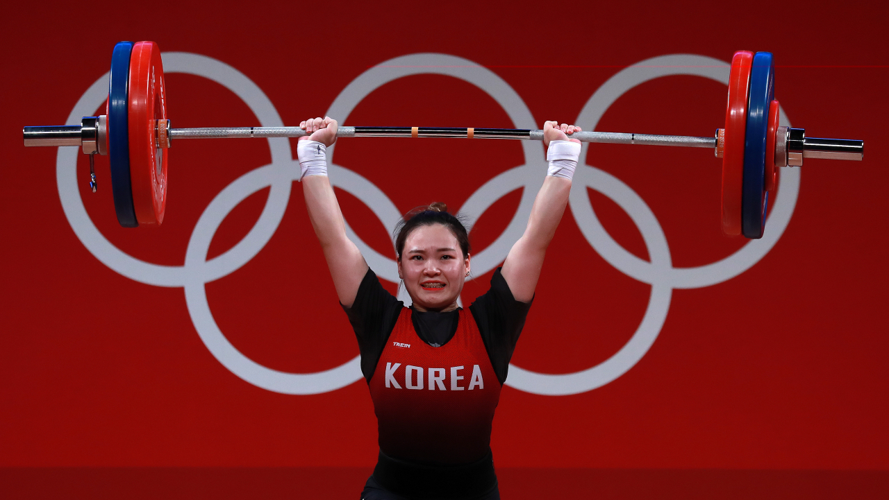 함은지가 26일 도쿄 국제포럼에서 열린 2020도쿄올림픽 역도 여자 55㎏급에서 바벨을 들어 올리고 있다. [연합]