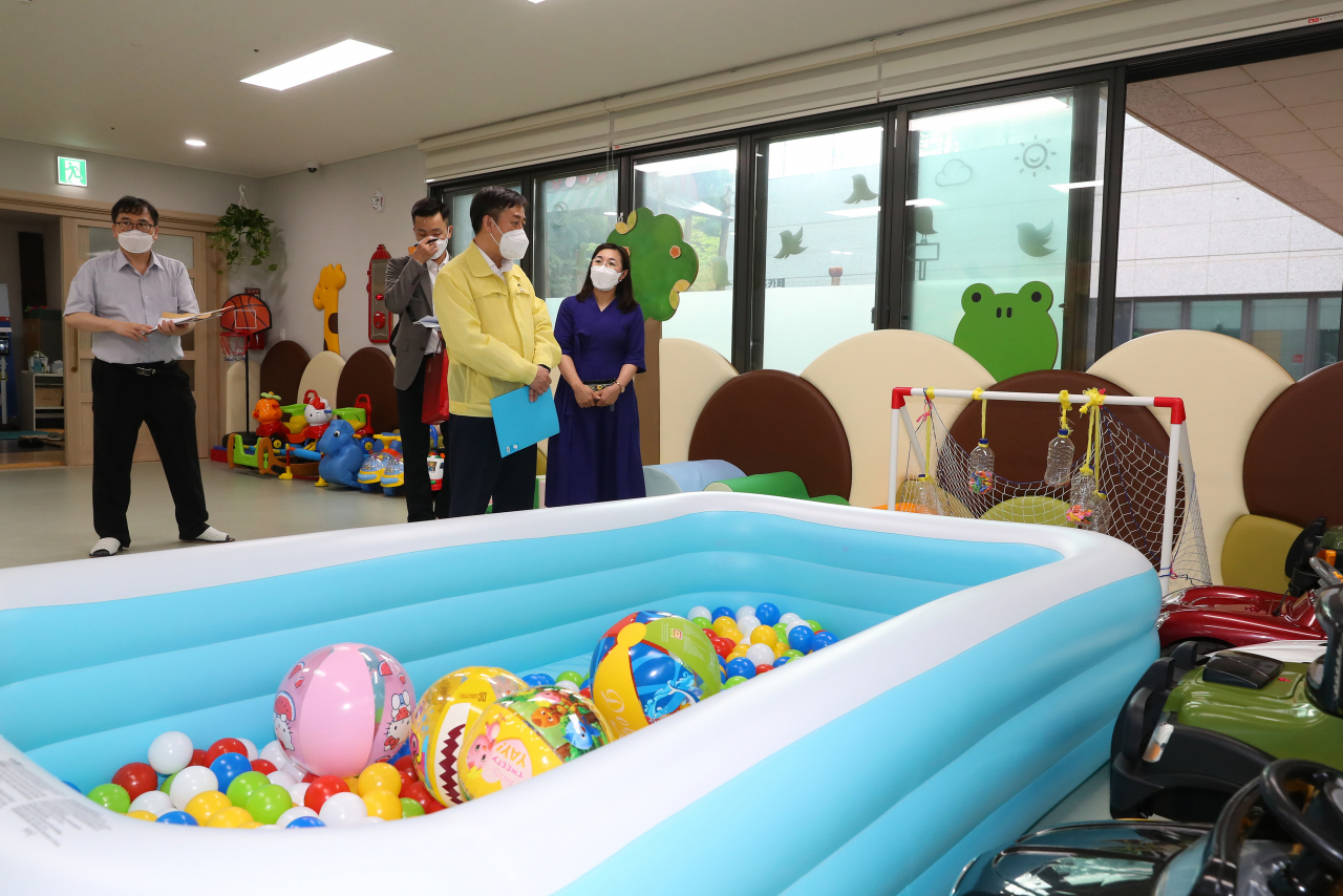 양성일 보건복지부 1차관이 이달 15일 서울시 한 어린이집을 방문해 코로나19 방역 현장 점검을 하고 있다. [보건복지부 제공. 재판매 및 DB 금지] 연합뉴스