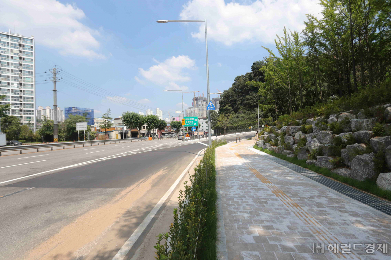 오류나들목 남측에 신설된 보행길. [구로구 제공]
