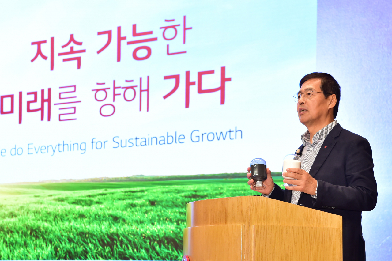 신학철 LG화학 부회장이 지난 14일 열린 온라인 기자간담회에서 3대 신성장 동력 사업 육성 및 투자 계획을 발표하고 있다.[LG화학 제공]