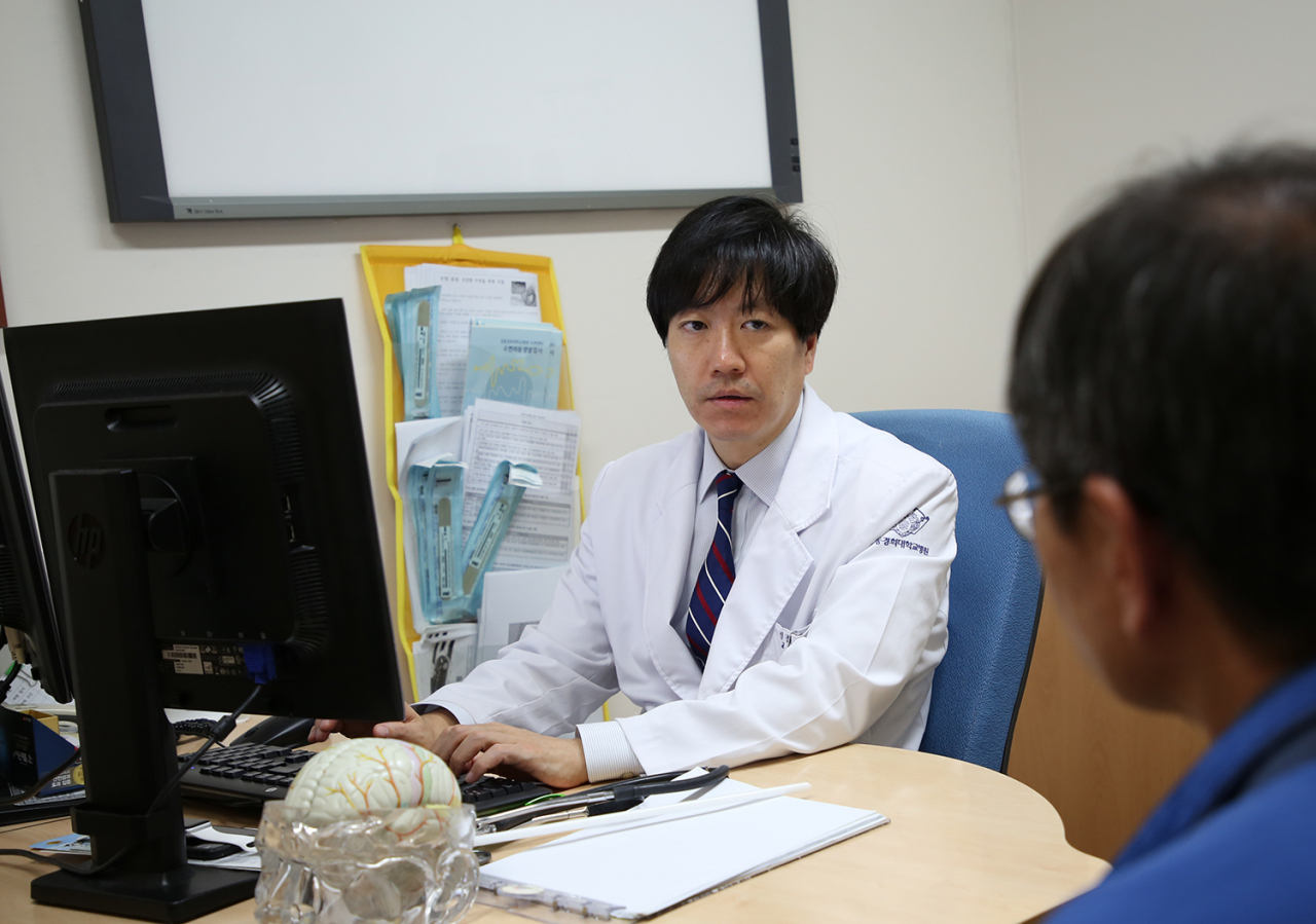 치매의 정도에 따라 기억력이나 판단력 장애 외에도 움직임 이상 등이 나타나기도 해 진단시 다른 문제가 있는지 확인하는 것이 매우 중요하다. [강동경희대학교병원 제공]