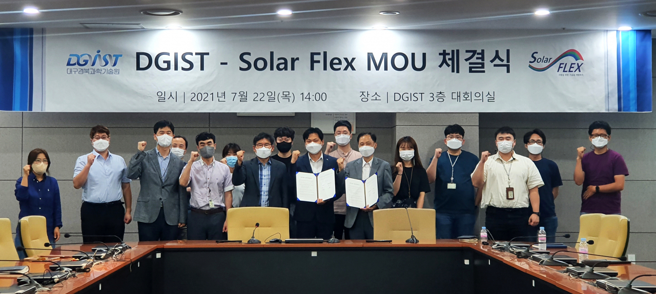 플렉시블 박막태양전지 상용화 및 공동연구를 위한 DGIST 박막태양전지연구센터와 솔라플렉스간 업무협약식.[DGIST 제공]