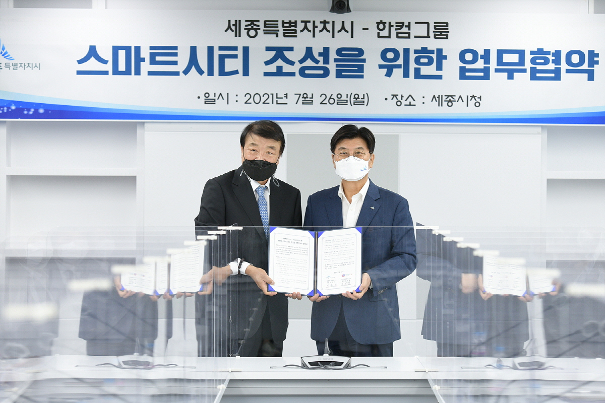 김상철(왼쪽) 한컴그룹 회장과 이춘희 세종시장이 세종형 스마트시티 조성을 위한 업무협약 체결 기념촬영을 하고 있다.[한컴그룹 제공]
