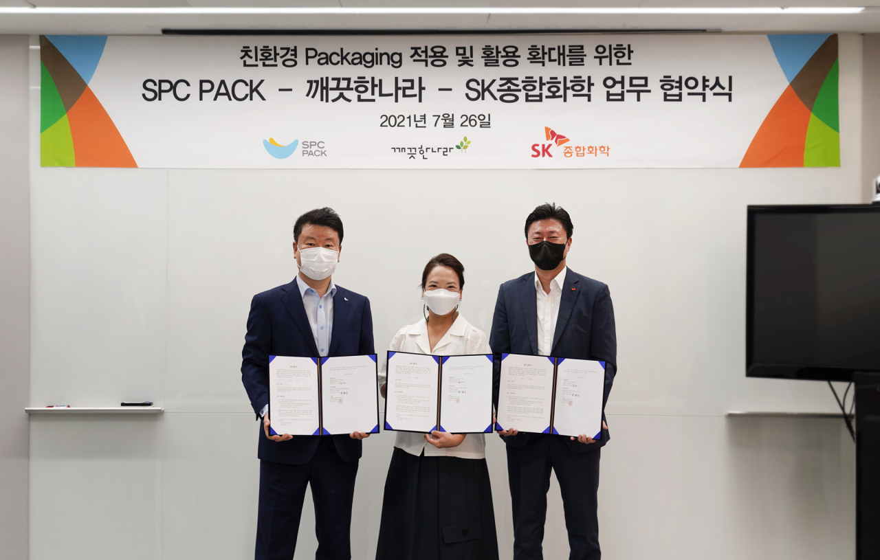 왼쪽부터 김창대 SPC팩 대표, 최현수 깨끗한나라 대표, 장남훈 SK종합화학 패키징본부장은 26일 서울 용산구 한남동 깨끗한나라 본사에서 열린 ‘친환경 포장재 공동개발’ 등을 위한 업무협약을 체결했다. [SK종합화학 제공]