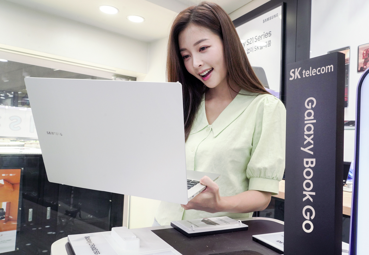 SK텔레콤은 공식 온라인몰 T다이렉트샵과 오프라인 매장에서 삼성전자의 ‘갤럭시 북GO’를 판매한다고 27일 밝혔다. 사진은 SK텔레콤 모델이 '갤럭시 북 GO'를 사용하는 모습. [SK텔레콤 제공]