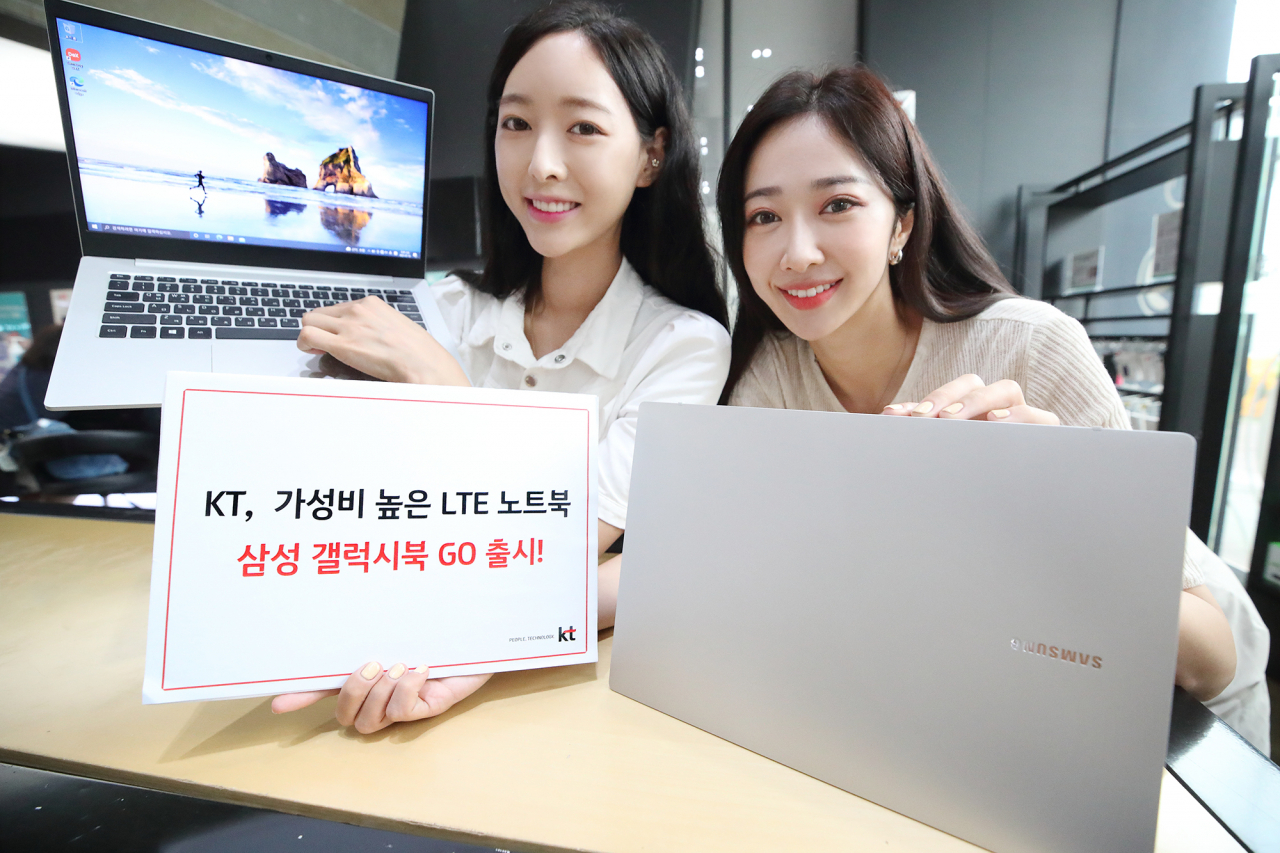 KT는 전국 KT 매장과 공식 온라인몰 KT샵에서 삼성전자 ‘갤럭시북 GO’를 판매한다고 27일 밝혔다. 사진은 KT 모델들이 ‘갤럭시북 GO’를 소개하는 모습. [KT 제공]