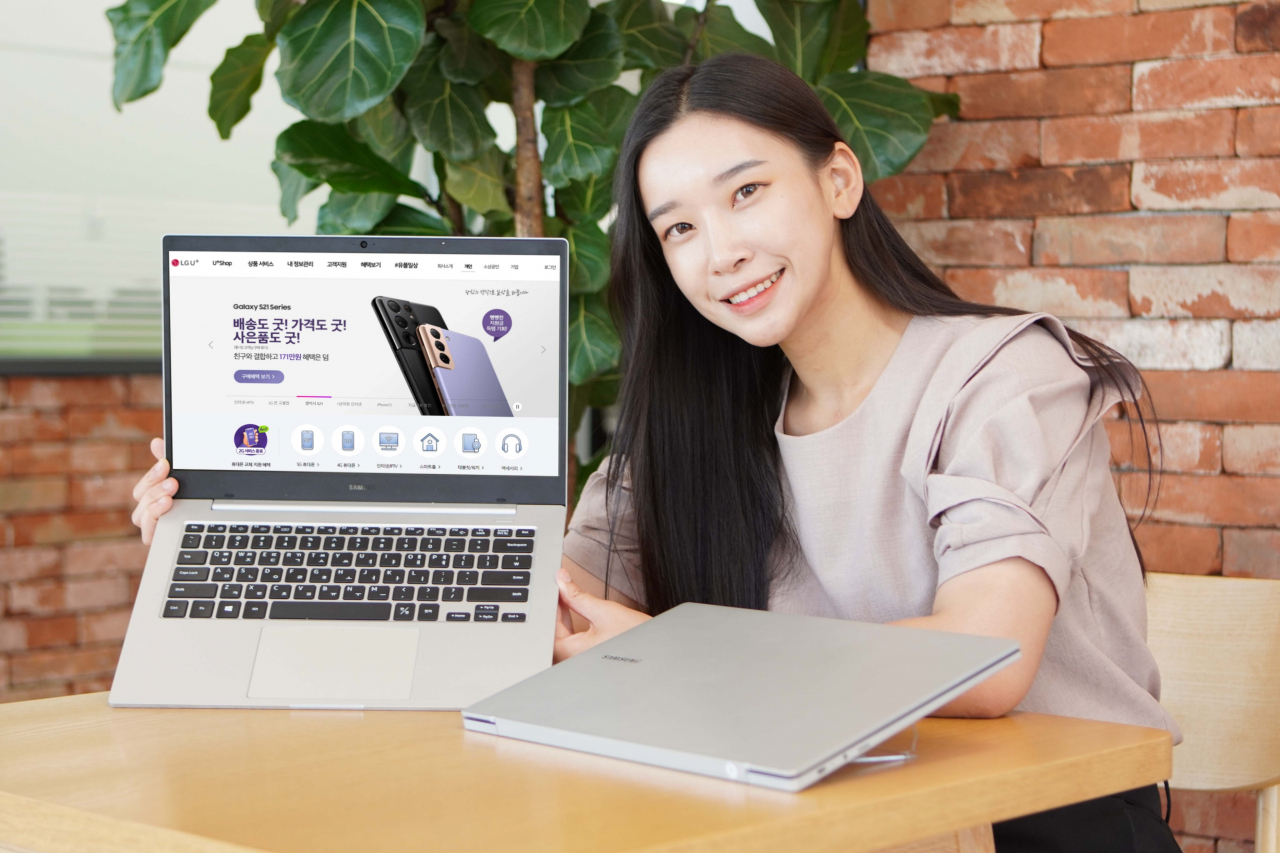 LG유플러스는 삼성전자 ‘갤럭시 북 고(Galaxy Book Go)’를 공식 출시한다고 27일 밝혔다. 사진은 LG유플러스 모델이 갤럭시 북 Go 노트북을 소개하고 있는 모습. [LG유플러스 제공]
