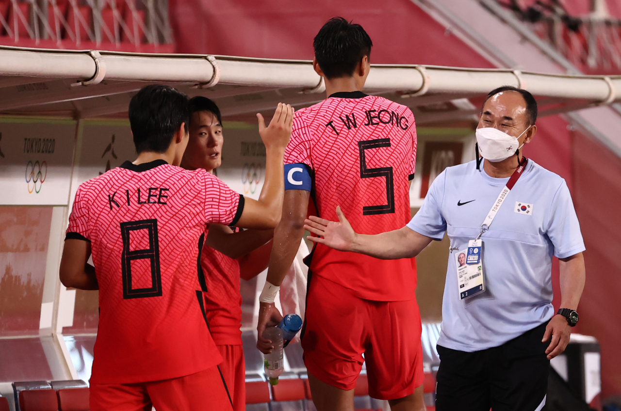 25일 오후 이바라키 가시마 스타디움에서 열린 도쿄올림픽 남자축구 조별리그 B조 2차전 대한민국 대 루마니아 경기에서 이강인이 경기를 마친 뒤 벤치에서 김학범 감독과 함께 기뻐하고 있다. 연합뉴스
