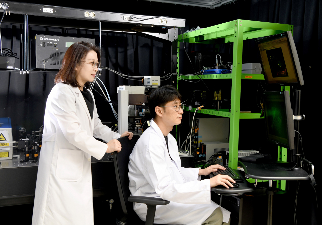 김세화(왼쪽) 박사 연구팀이 비선형광학현미경으로 획득한 피부 이미지 결과를 분석하고 있다. [한국표준과학연구원 제공]