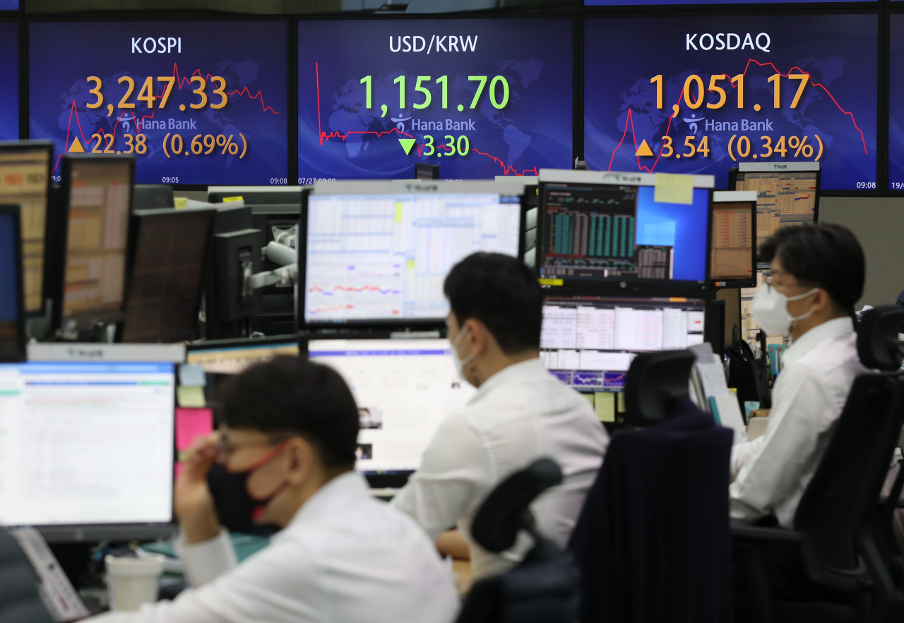 코스피가 장 초반 상승세를 보인 27일 오전 서울 중구 하나은행 딜링룸에서 직원들이 업무를 보고 있다. [연합]