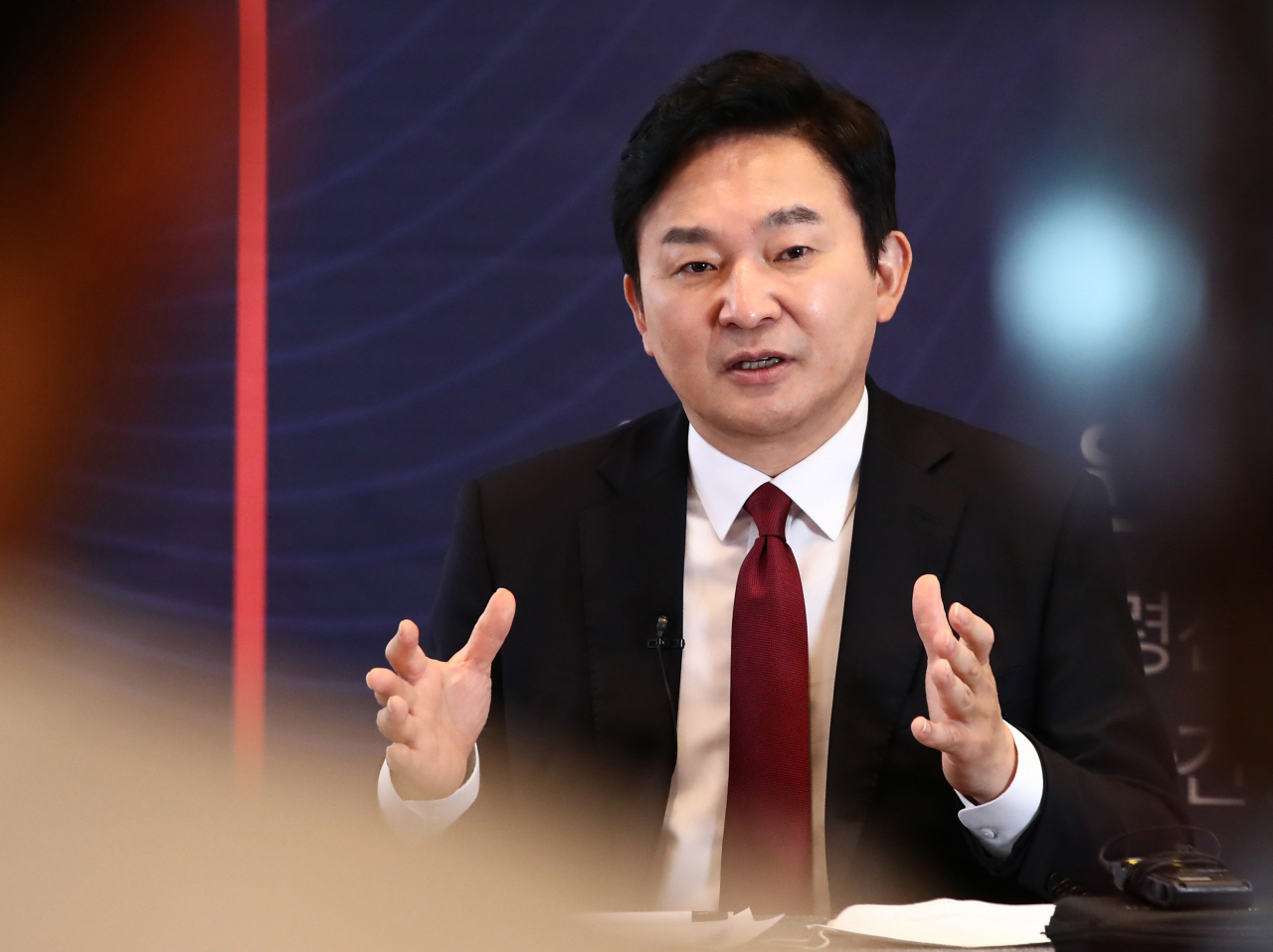 원희룡 제주도지사가 25일 서울 여의도 하우스 카페에서 열린 '제20대 대통령선거 출마 선언 및 기자간담회'에서 취재진의 질문에 답변하고 있다. 연합뉴스