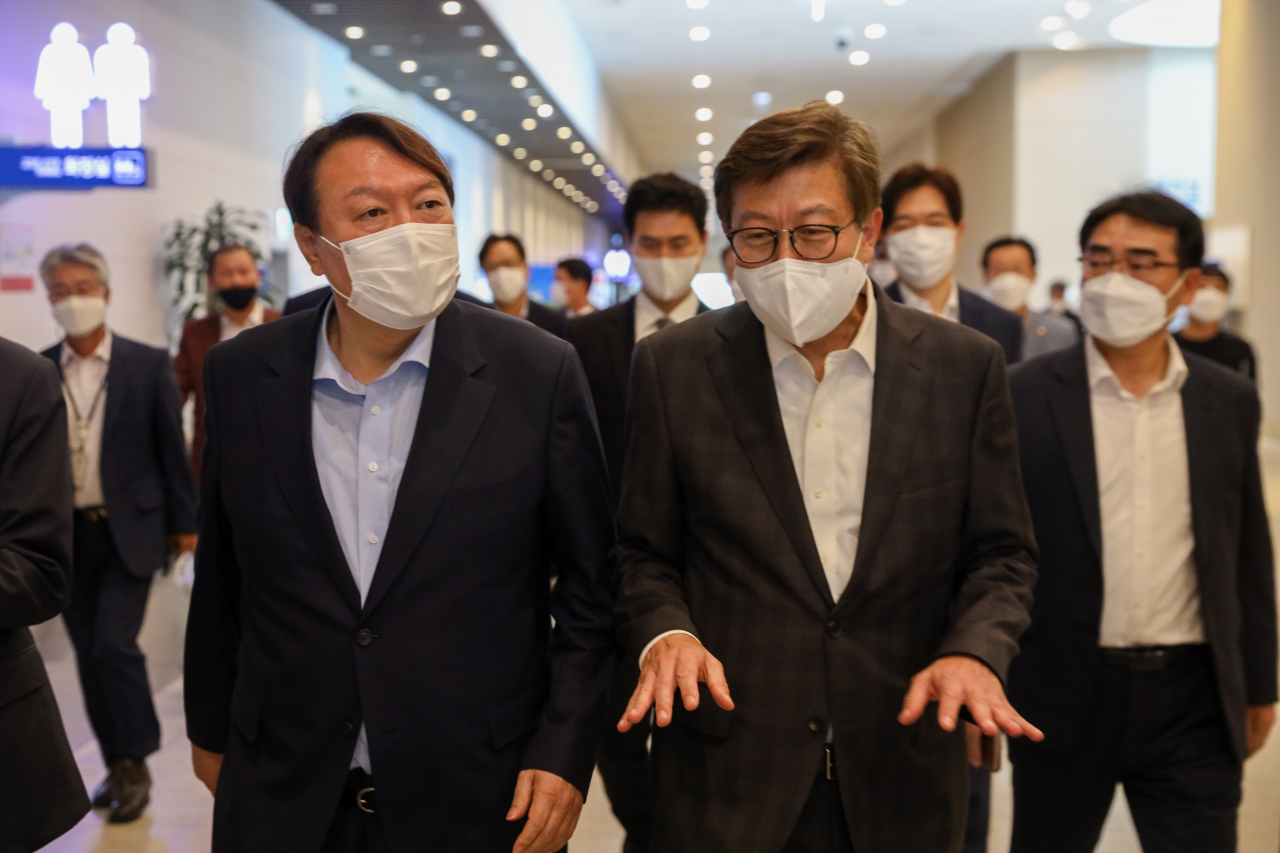 윤석열 전 검찰총장(왼쪽)이 27일 부산 북항재개발 현장을 방문해 박형준 부산시장(오른쪽)과 대화를 나누며 이동하고 있다. [윤석열 캠프 제공]