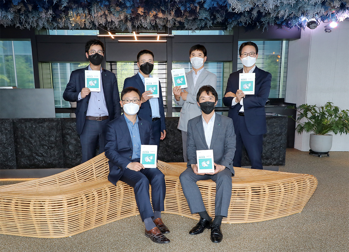 정원기 자산관리사업단 본부장(사진 앞줄 왼쪽에서 첫번째)과 이재철 자산관리사업지원섹션장(사진 뒷줄 왼쪽에서 네번째), 상속증여센터의 세무사들이 하나은행 Club1한남PB센터에서 '세금·법률 상담 핸드북' 발간 기념으로 포즈를 취하고 있다.